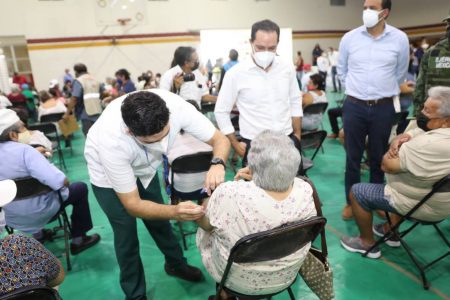 Comienzan a aplicar segundas dosis de la vacuna contra Covid-19 a los adultos mayores de Mérida