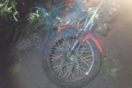 Muere motociclista tras salirse del camino: se golpeó la cabeza con una piedra