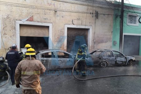 Cables de la CFE propician incendio de tres vehículos en el centro de Mérida