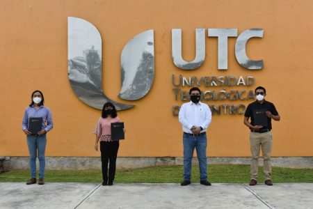 Primera generación de licenciados e ingenieros de la Universidad Tecnológica del Centro