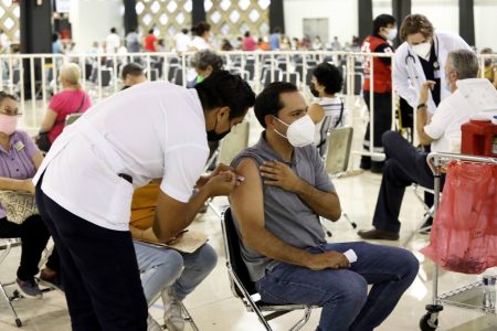 Mauricio Vila recibe la primera dosis de la vacuna contra el Coronavirus