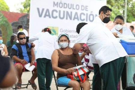 Yucatecos de 50 a 59 años de los 106 municipios han recibido la primera dosis contra Coronavirus