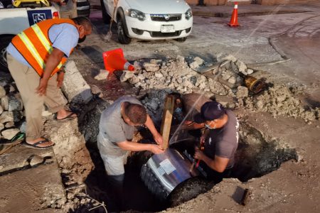 Japay repara de emergencia una fuga de agua en el centro de Mérida