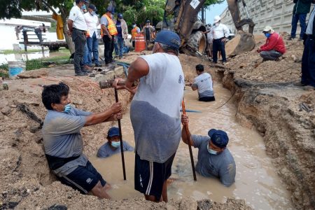 Japay repara con éxito ducto en la carretera Mérida-Umán