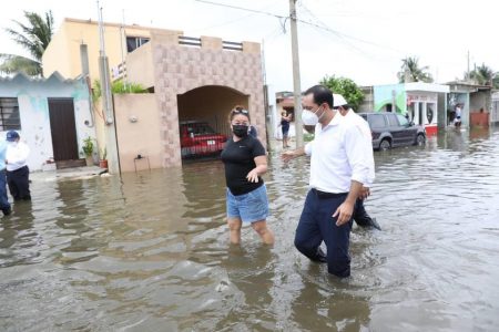 El gobernador Mauricio Vila recorre en Progreso las áreas más afectadas por las lluvias para brindar ayuda