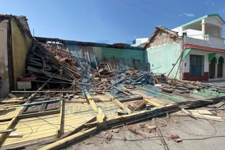 Se derrumba antigua casa de madera en el puerto de Progreso