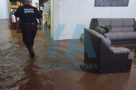 Saldo de la lluvia en el sur de Yucatán: casas inundadas, árboles caídos y una abuelita rescatada