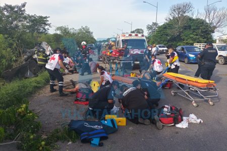 Chocan un taxi de Dzununcán y un tráiler en el Periférico: seis muertos
