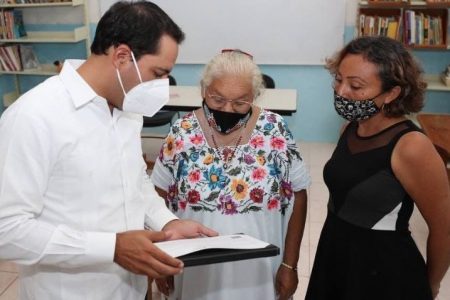 A sus 70 años concluye su primaria; el gobernador Mauricio Vila le entrega su certificado