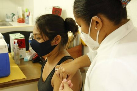 En orden y con buena afluencia, avanza la vacunación en Yucatán