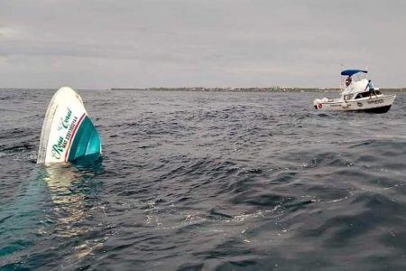 De Yucatán la familia que viajaba en embarcación que se hundió frente a Isla Mujeres: tres fallecieron