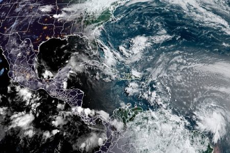 Elsa ya es huracán categoría 1 y mantiene su avance hacia el Caribe