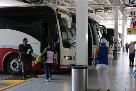 Tendrán descuentos en autobuses y trenes maestros y estudiantes que viajen durante el verano