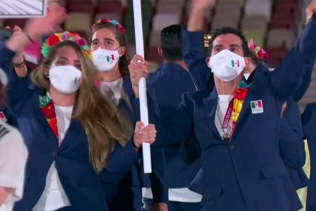 Rommel Pacheco porta la bandera mexicana en la inauguración de los Juegos de Tokio
