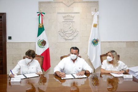 Acto histórico: Renán Barrera firma el acta de entrega-recepción de la administración municipal