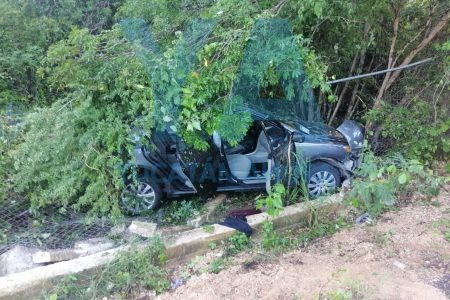 Choca y abandona su vehículo en la carretera Temozón Norte-Tixcuytún