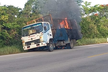 Se quema camión en la carretera Mérida-Chetumal