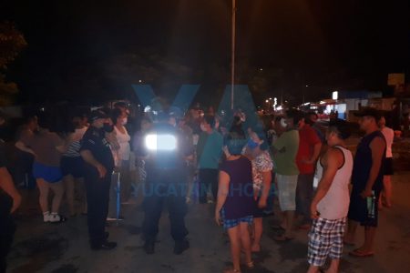 Vecinos de Plan de Ayala Sur piden luz: bloquean calle para que la CFE les haga caso