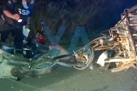 Camioneta Urvan impacta un motocarro y un tricitaxi: un muerto y un lesionado