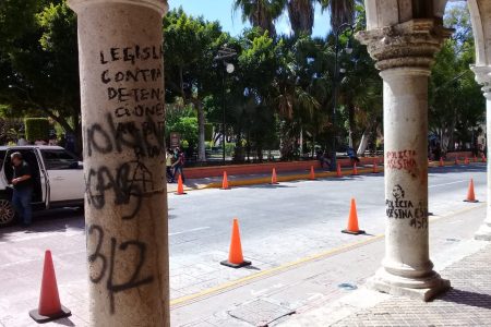El miércoles 11 evaluarán daños por pintas en los palacios de Gobierno y Municipal