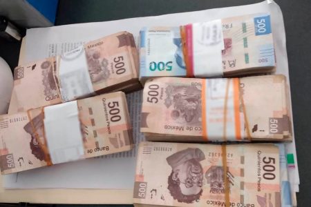 Detienen en el aeropuerto de Mérida a mujer con casi medio millón de pesos sin comprobar