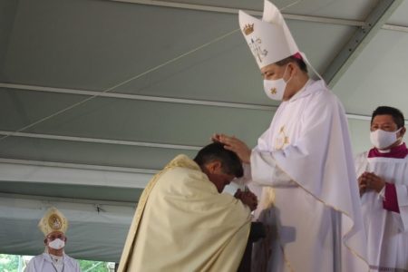 Dios nos ampare con el matrimonio igualitario: Arzobispo de Yucatán; comunidad LGBTQ+ exige disculpa