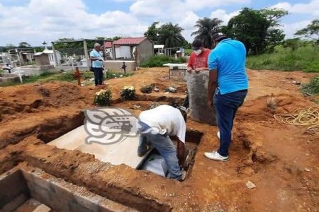 Agentes de la PGR exhuman el cuerpo de José Eduardo