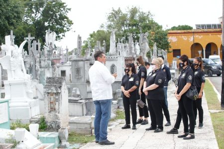 Cementerio General de Mérida asombra a estudiantes del área funeraria de España