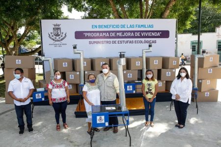 El alcalde Renán Barrera entrega estufas ecológicas en Dzununcán