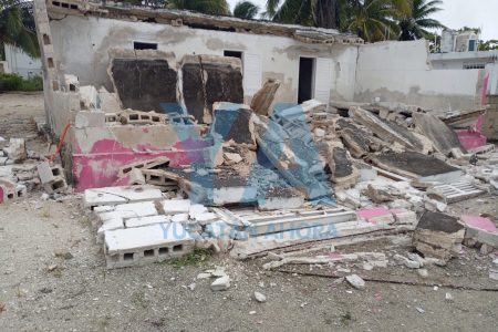 Se derrumba casa veraniega abandonada en Chelem