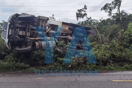 Volquete del Tren Maya vuelca en la carretera Mérida-Cancún