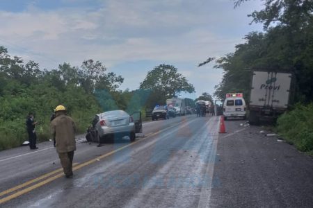 Muere prensado tras chocar en la carretera Mérida-Chetumal