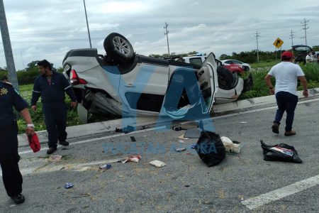 Por una falla mecánica, vuelca una camioneta en la carretera Mérida-Progreso