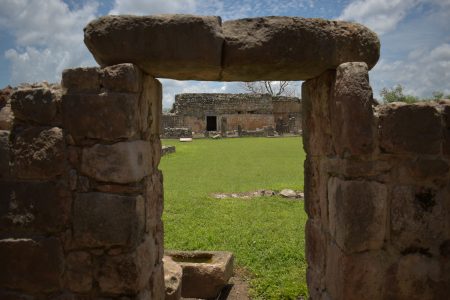 Oxkintok, ciudad maya de los tres soles