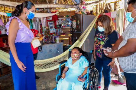DIF de Tizimín y DIF Yucatán entregan sillas de ruedas a personas vulnerables