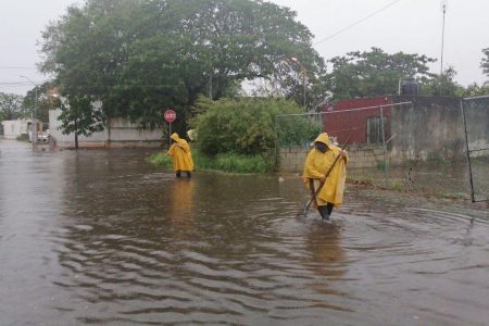 Fuertes lluvias dejan bajo agua varias colonias de Mérida