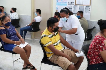 Aplicarán segunda dosis a personas de 30 a 39 años de nueve municipios en Yucatán