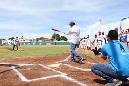 Julián Zacarías entrega placa conmemorativa para la casa de beisbol de progreso