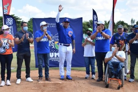 Manuel Rodríguez ayuda en su natal Umán como mejor lo sabe hacer: jugando beisbol