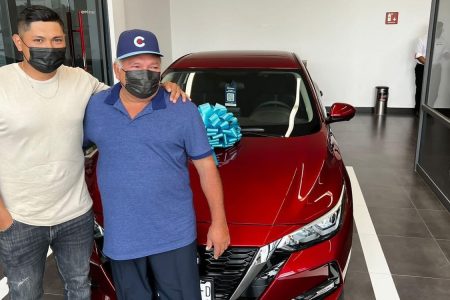El lanzador Manuel Rodríguez le regala un automóvil a su padre taxista