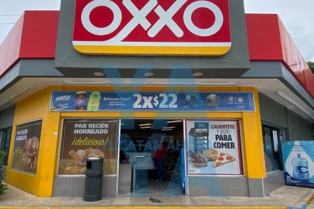Auto entra completamente al Oxxo de la colonia México
