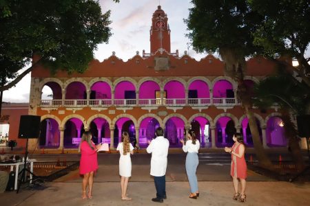 Mérida se ilumina de rosa para hacer conciencia sobre la detección