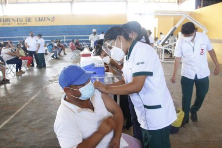 Sin contratiempos, inicia vacunación contra Covid-19 para personas de 30 a 39 años, en Tizimín y Umán