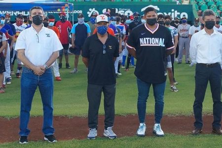 Presencia de Manuel Rodríguez motiva a los jóvenes lanzadores en el Parque Kukulcán