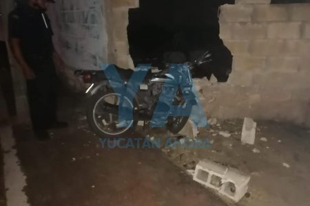 Tres adolescentes lesionados: se impacta su moto contra un muro