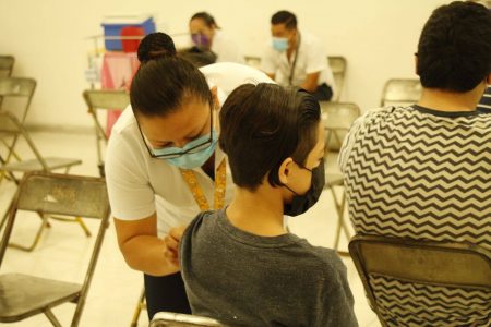 Jóvenes de 12 a 17 años con comorbilidades reciben segunda dosis de vacuna contra el Coronavirus