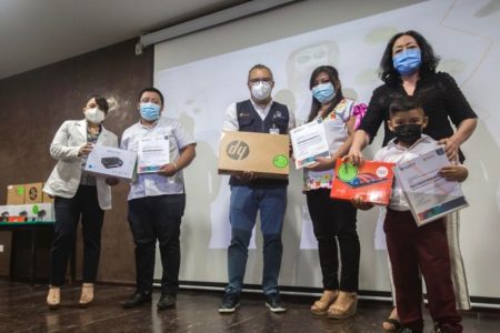 Premia Segey a ganadores del Concurso de Dibujo “Vacunas vs virus zombies”