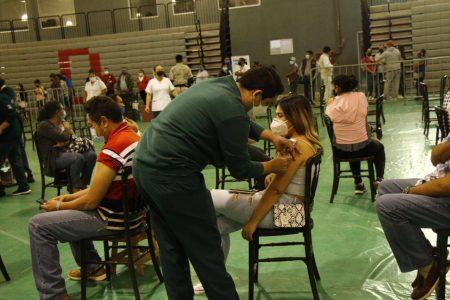 En orden y con agilidad arrancó en la Unidad Deportiva “Kukulcán” la vacunación para personas que faltaban por completar su esquema