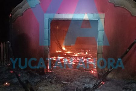 Fuego consume templo y choza en comisaría de Tizimín