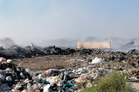 Vecinos de Umán hartos de respirar humo que genera un incendio en el basurero